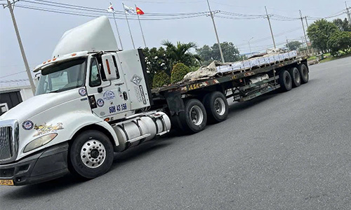 Vận chuyển hàng hóa bằng đầu kéo moóc sàn