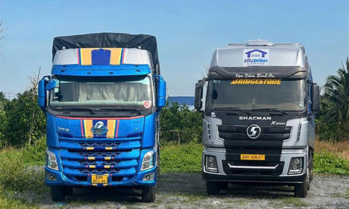 Vận chuyển hàng hóa bằng đầu kéo moóc rào